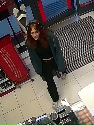 Z monitoringu wynika, że skradła kosmetyki za blisko 850 zł. Z monitoringu wynika, że skradła kosmetyki za blisko 850 zł.