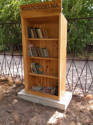 Pięknie wykonana rękami rudzkich stolarzy książkodzielnia Pięknie wykonana rękami rudzkich stolarzy książkodzielnia