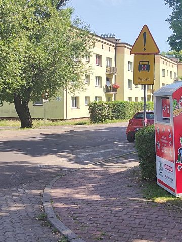 Pojemnik na elektrośmieci na skrzyżowaniu Pokoju i Kolistej Pojemnik na elektrośmieci na skrzyżowaniu Pokoju i Kolistej