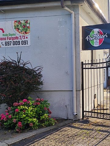 Łatwo przegapić niezbyt okazałe wejście do pizzeri Łatwo przegapić niezbyt okazałe wejście do pizzeri