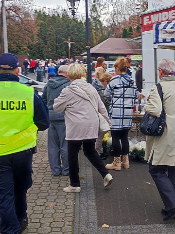 Przy cmentarzach nie brakowało policjantów Przy cmentarzach nie brakowało policjantów