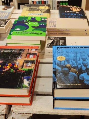 Trudno szukać tu książek "marketowych" Trudno szukać tu książek "marketowych"