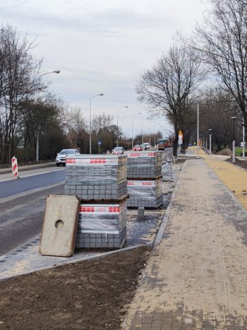 Wzdłuż drogi będą miejsca parkingowe Wzdłuż drogi będą miejsca parkingowe