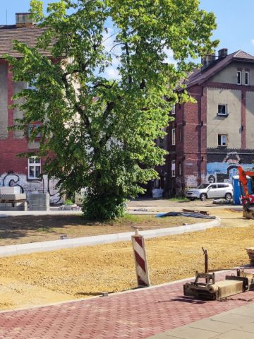 Przed dworcem w Chebziu nie będzie miejsc parkingowych Przed dworcem w Chebziu nie będzie miejsc parkingowych