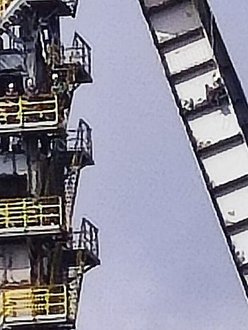 Aktywista Greenpeace na szybie kopalni Aktywista Greenpeace na szybie kopalni