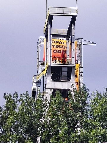 Banery Greenpeace pojawiły się na szybie kopalni Banery Greenpeace pojawiły się na szybie kopalni