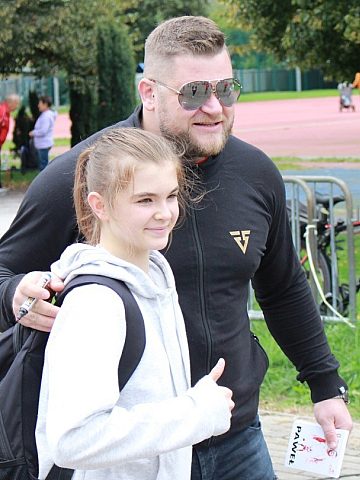 ...oraz rzucał się w ramiona fanów sportu ...oraz rzucał się w ramiona fanów sportu