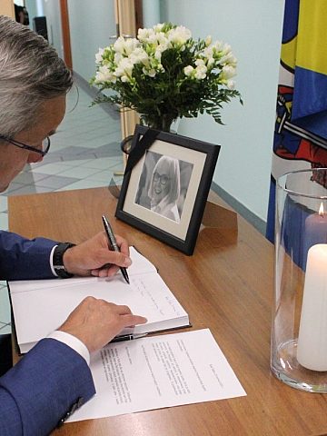Wiceprezydent Krzysztof Mejer jako pierwszy wpisał się do księgi kondolencyjnej Wiceprezydent Krzysztof Mejer jako pierwszy wpisał się do księgi kondolencyjnej