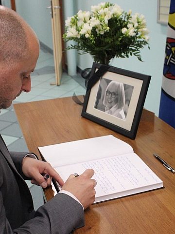 Michał Pierończyk składa podpis w księdze kondolencyjnej Michał Pierończyk składa podpis w księdze kondolencyjnej