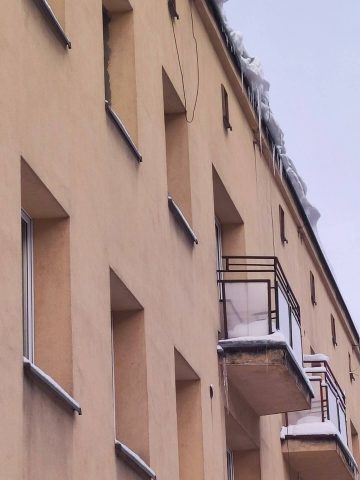 Wygląda uroczo i zimowo. Póki nie spadnie... Wygląda uroczo i zimowo. Póki nie spadnie...