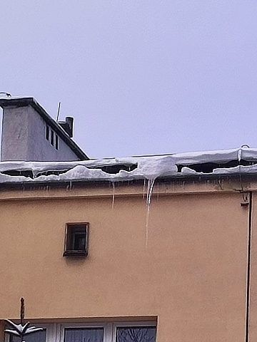 Jeszcze groźniejsze są spadające sople Jeszcze groźniejsze są spadające sople