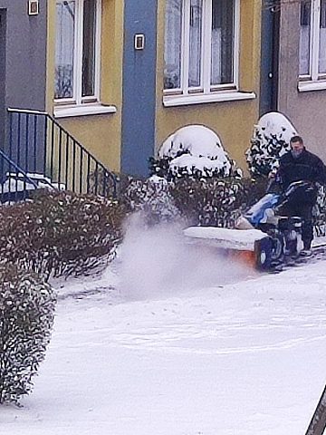 Choć warczą od rana - chodniki odśnieżone Choć warczą od rana - chodniki odśnieżone