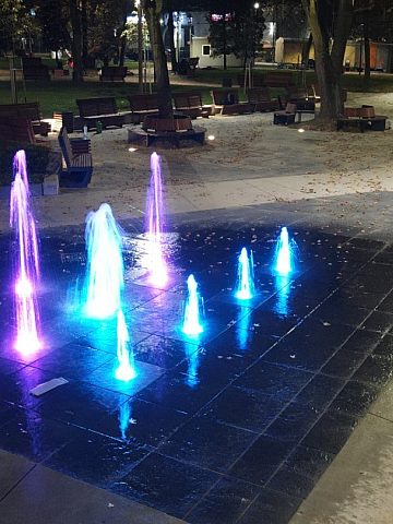 Podświetlona fontanna robi wrażenie po zmroku Podświetlona fontanna robi wrażenie po zmroku