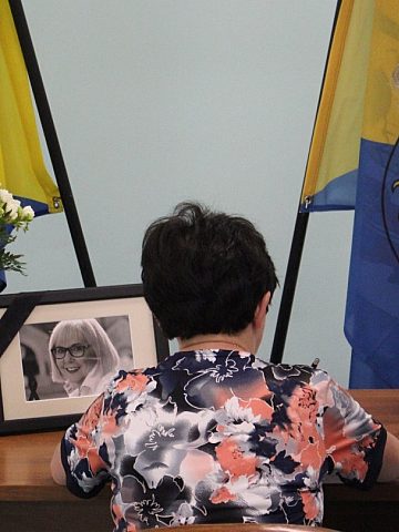 Od samego rana księga kondolencyjna zapełniała się wpisami mieszkańców Od samego rana księga kondolencyjna zapełniała się wpisami mieszkańców