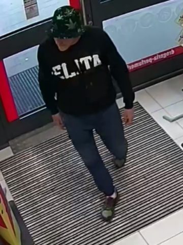 Złodziej ubrany był w charakterystyczną bluzę i czapkę Złodziej ubrany był w charakterystyczną bluzę i czapkę