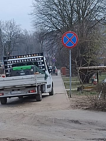 Ruch samochodowy odbywa się chodnikami Ruch samochodowy odbywa się chodnikami