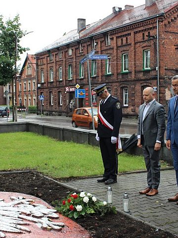 Wiceprezydenci Rudy Śląskiej złożyli wieńce i znicze przy rudzkich miejscach upamiętniających powstania Wiceprezydenci Rudy Śląskiej złożyli wieńce i znicze przy rudzkich miejscach upamiętniających powstania