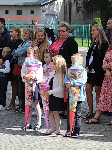 Nieodłączne tyty w rękach - duma każdego pierwszaka Nieodłączne tyty w rękach - duma każdego pierwszaka