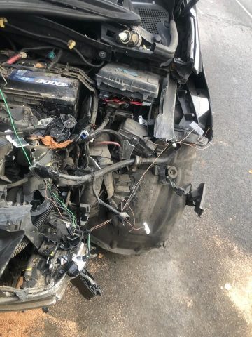 Renault poważnie ucierpiał w zderzeniu Renault poważnie ucierpiał w zderzeniu