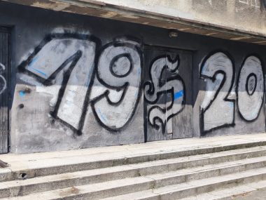 Obecne drzwi kina pamiętają... o wiele lepsze czasy Obecne drzwi kina pamiętają... o wiele lepsze czasy
