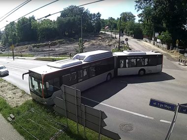 Kierowca autobusu usiłował zawrócić na 1-go Maja w Wirku Kierowca autobusu usiłował zawrócić na 1-go Maja w Wirku