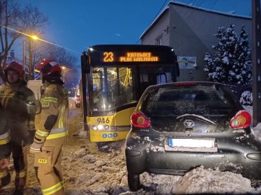 Toyota uderzyła czołowo w autobus Toyota uderzyła czołowo w autobus