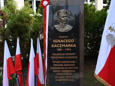 Tablica stanęła przed ZSP nr 2 w Halembie Tablica stanęła przed ZSP nr 2 w Halembie