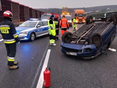 Moment nieuwagi podczas zmiany pasa i dachowanie Moment nieuwagi podczas zmiany pasa i dachowanie