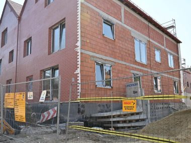 Dwa bliźniacze budynki, to łącznie 52 mieszkania komunalne Dwa bliźniacze budynki, to łącznie 52 mieszkania komunalne