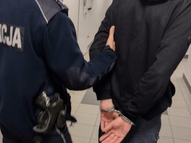 Dwaj złodzieje już w rękach policji. Ukradli ubrania sportowe ze sklepu w Goduli Dwaj złodzieje już w rękach policji. Ukradli ubrania sportowe ze sklepu w Goduli
