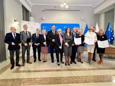 Nowe umowy w rękach samorządowców Nowe umowy w rękach samorządowców