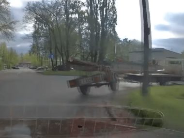Nieudany skręt - kadr z filmu przesłanego na STOP PIRAT Nieudany skręt - kadr z filmu przesłanego na STOP PIRAT