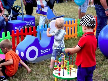 Kaczyński obiecał 800 zł, ZUS już musi się tłumaczyć 500 Plus