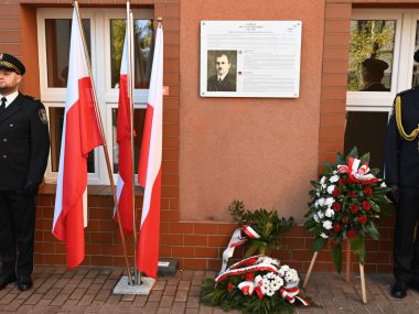Tablica upamiętniająca doktora Skibę na elewacji szpitala w Bielszowicach Tablica upamiętniająca doktora Skibę na elewacji szpitala w Bielszowicach
