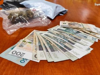 W samochodzie znaleziono 80 gramów marihuany i gotówkę W samochodzie znaleziono 80 gramów marihuany i gotówkę