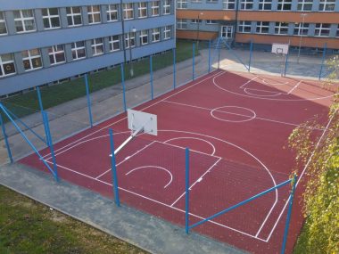 Boisko do koszykówki przy SP 6 w Orzegowie zachęca do sportu Boisko do koszykówki przy SP 6 w Orzegowie zachęca do sportu