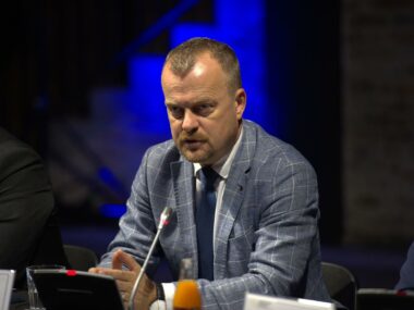 „To żółta, a nawet czerwona kartka dla opozycji” Arkadiusz Chęciński