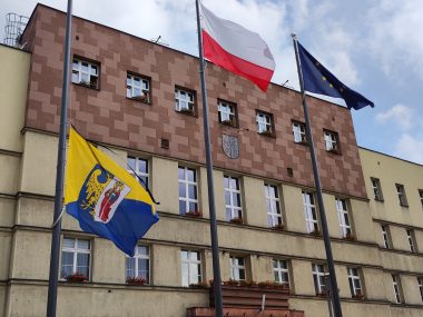 Na znak żałoby flagę opuszczono do połowy masztu Na znak żałoby flagę opuszczono do połowy masztu