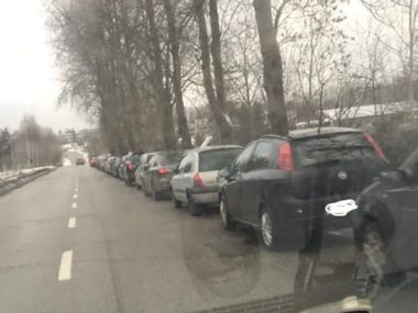 Kolejka do punktu wymazowego przy ul. Czarnoleśnej Kolejka do punktu wymazowego przy ul. Czarnoleśnej