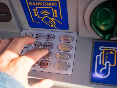 Oszuści po uzyskaniu danych rudzianki wypłacili z bankomatu 1200 złotych Oszuści po uzyskaniu danych rudzianki wypłacili z bankomatu 1200 złotych