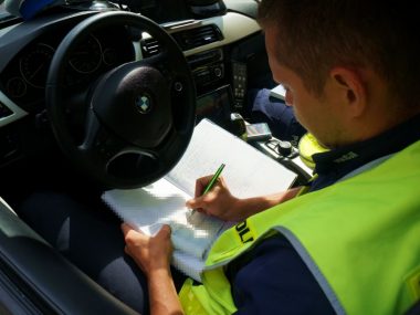 Byt policja wypisuje mandat Byt policja wypisuje mandat