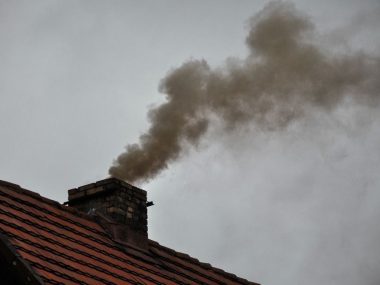 Dron zbada miedzy innymi jakość wypuszczanego z kominów dymu Dron zbada miedzy innymi jakość wypuszczanego z kominów dymu