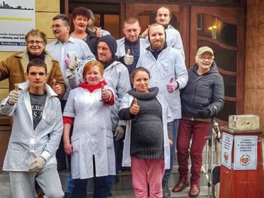 Setki bezdomnych od ponad 30 lat korzystają z ich wielkich serc Setki bezdomnych od ponad 30 lat korzystają z ich wielkich serc