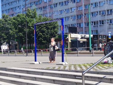 Kurtyna wodna przy nowobytomskim rynku daje nieco ulgi w upale Kurtyna wodna przy nowobytomskim rynku daje nieco ulgi w upale