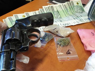 Przy handlarzu narkotyków znaleziono też broń Przy handlarzu narkotyków znaleziono też broń