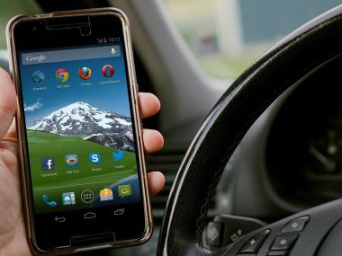 Za korzystanie z telefonu podczas jazdy - 500 zł mandatu Za korzystanie z telefonu podczas jazdy - 500 zł mandatu