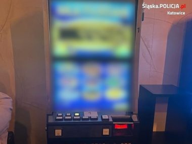 Policjanci odkryli dziuplę z nielegalnymi automatami Nielegalne automaty gry katowice 03