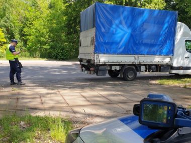 Przekroczenie prędkości w rejonie przejścia dla pieszych. 200 zł mandatu, ale dodatkowo okazało się, że pojazd nie miał ważnych badań technicznych... Przekroczenie prędkości w rejonie przejścia dla pieszych. 200 zł mandatu, ale dodatkowo okazało się, że pojazd nie miał ważnych badań technicznych...