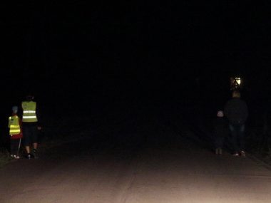 Różnica widoczności pieszego z odblaskami i bez Różnica widoczności pieszego z odblaskami i bez