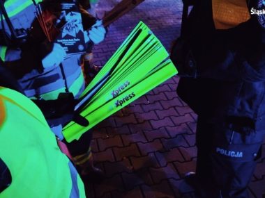 Opaski odblaskowe znacznie poprawiają widoczność pieszego Opaski odblaskowe znacznie poprawiają widoczność pieszego